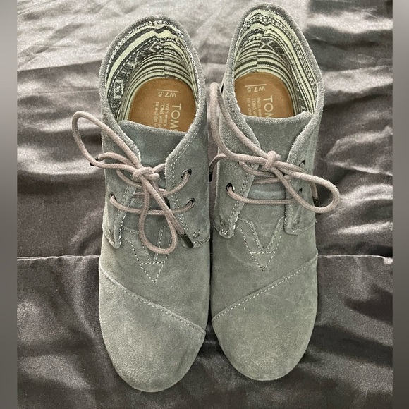 Toms Solid Gray Wedges - Picture 2 of 9